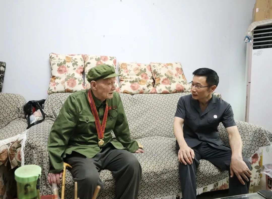 △陈远平副院长向杨老同志普及防骗法律知识