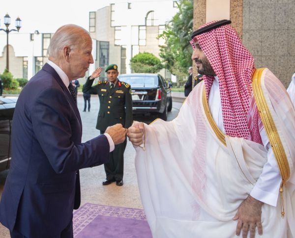 15日，美国总统拜登抵达沙特王宫时，与沙特王储“碰拳”问好。（美联社）