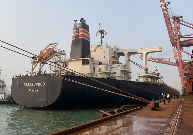 史无前例澳大利亚满载铁矿石的货轮抵达中国使用人民币结算