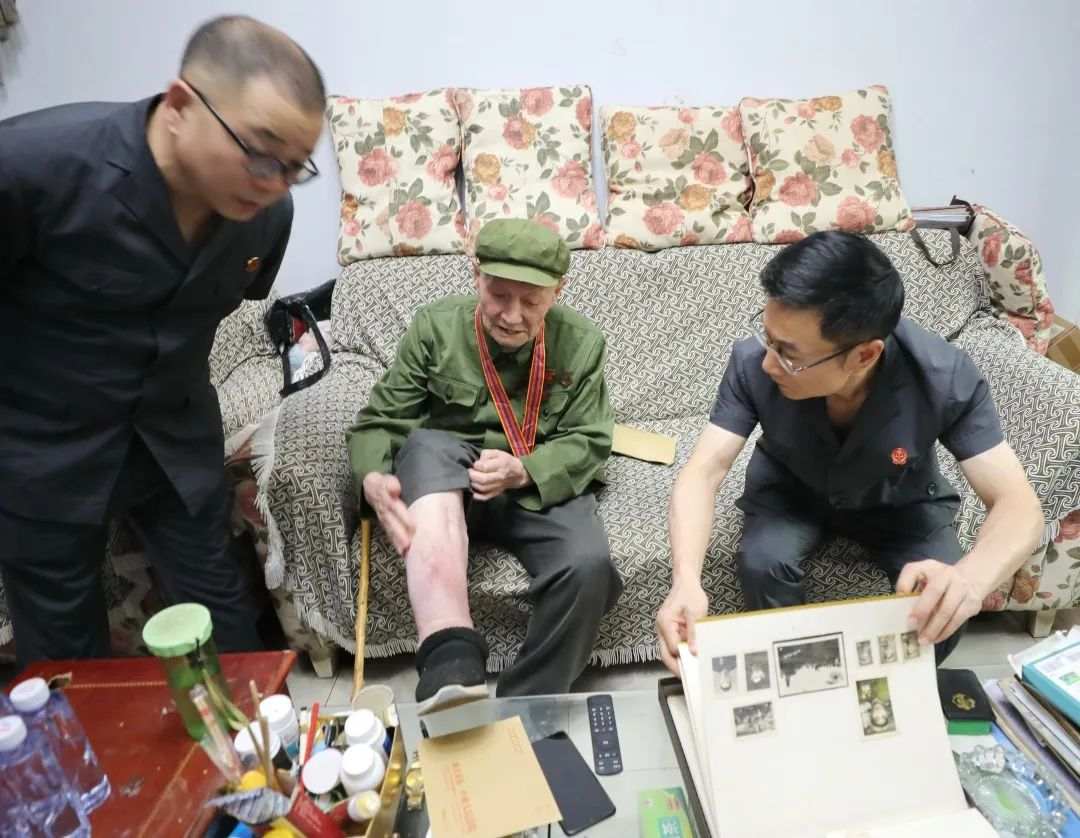 △杨老介绍自己腿部受伤的情况