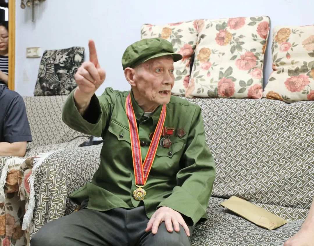 △杨老谈起戎装生涯依然精神抖擞