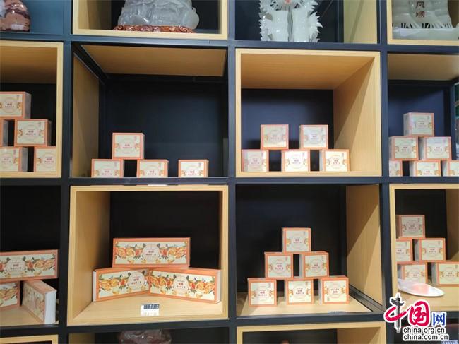 감귤 에센셜 오일 수제 비누. 후베이 지방의 야구 (Zigui County) Hubei 지방은 농업용 제품 가공 보스 토토의 변화와 업그레이드와 감귤 보스 토토 체인을 구축함으로써 저수지 지역 이민의 안정적인 번영을 촉진했습니다. Peng Yao의 사진, China.com 기자