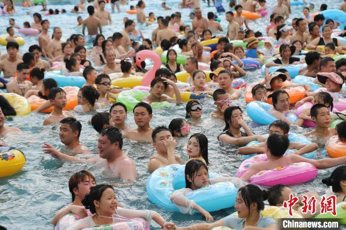 资料图：近日，重庆市民在某水上乐园内戏水纳凉。 杨孝永 摄