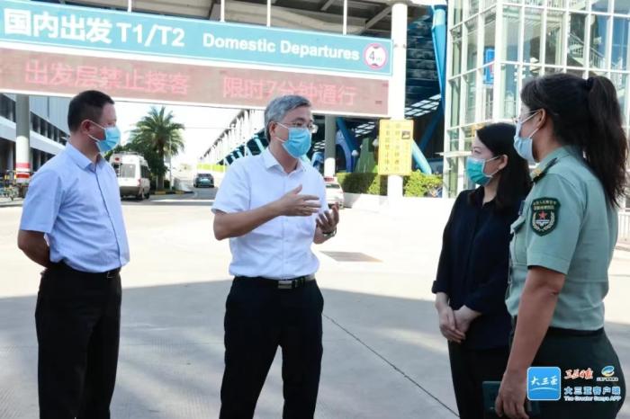 海南省委常委、三亚市委书记周红波以“游客”身份在机场暗访。图片来源：“三亚日报”微信公众号