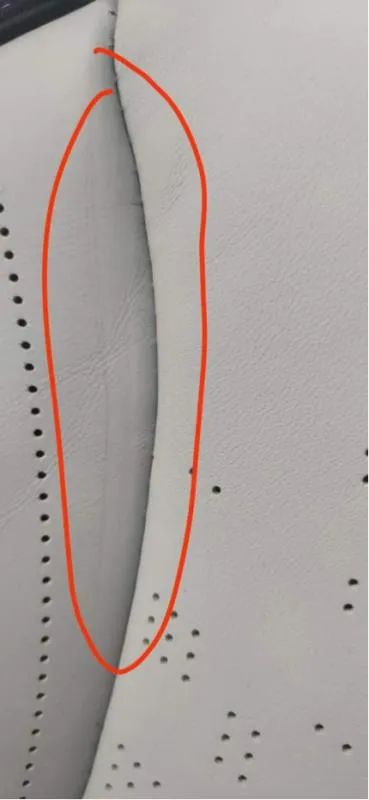 ▲韩先生车辆的座椅存在皱褶、刮痕等瑕疵（受访者供图）
