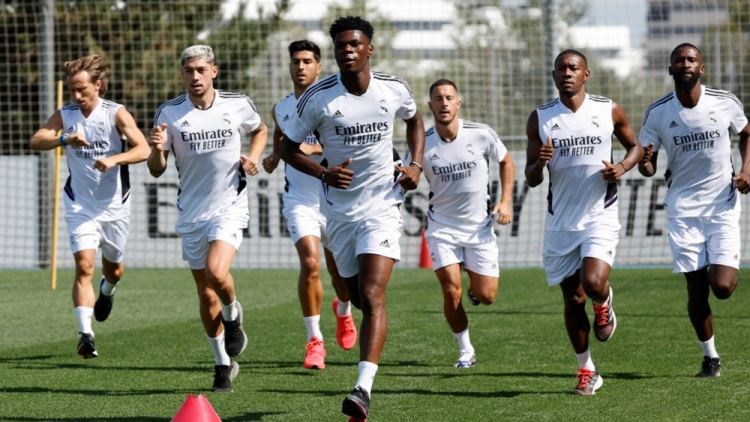 要迟到了赶快跑皇马官推晒训练图调侃魔笛