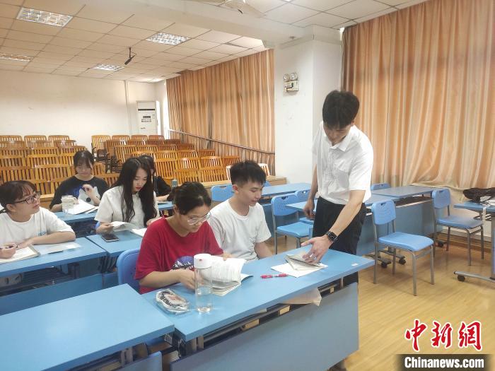 图为阮庭和指导学生。 张广权 摄