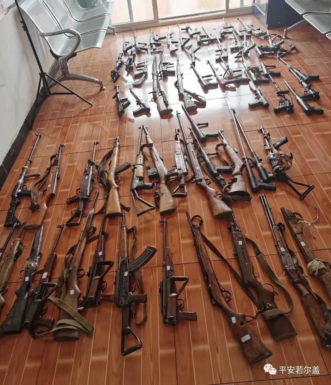 缉枪治爆行动中，四川若尔盖警方缴获的枪支、手榴弹、土炮和大量子弹。 本文图片来源：平安若尔盖 
