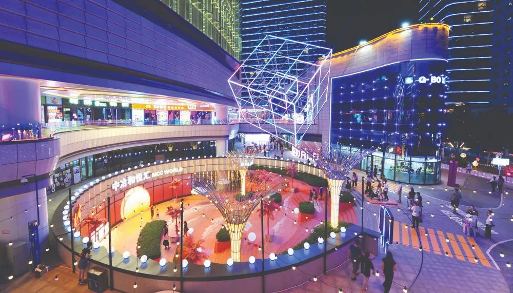 夜晚的中冶·和悦汇商业街霓红灯闪烁,市民尽享亮丽的城市夜色.