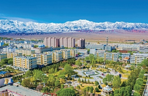 俯瞰肃北县城. 孟根朝力 摄