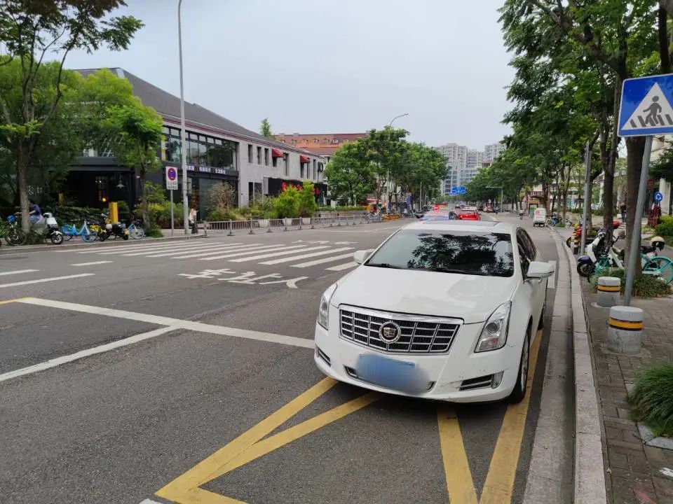 私家车停在黄色网格线上路边划设了不少停车位,记者观察了一下,虽然还