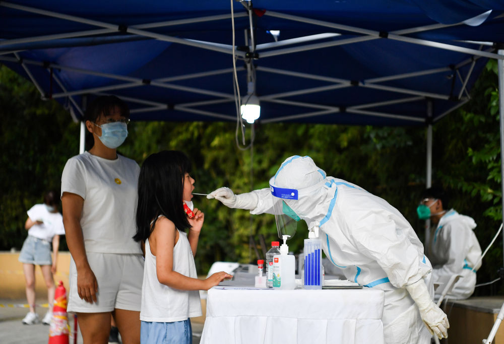 7月8日，西安市曲江新区紫汀苑社区居民进行核酸检测。新华社记者 张博文 摄