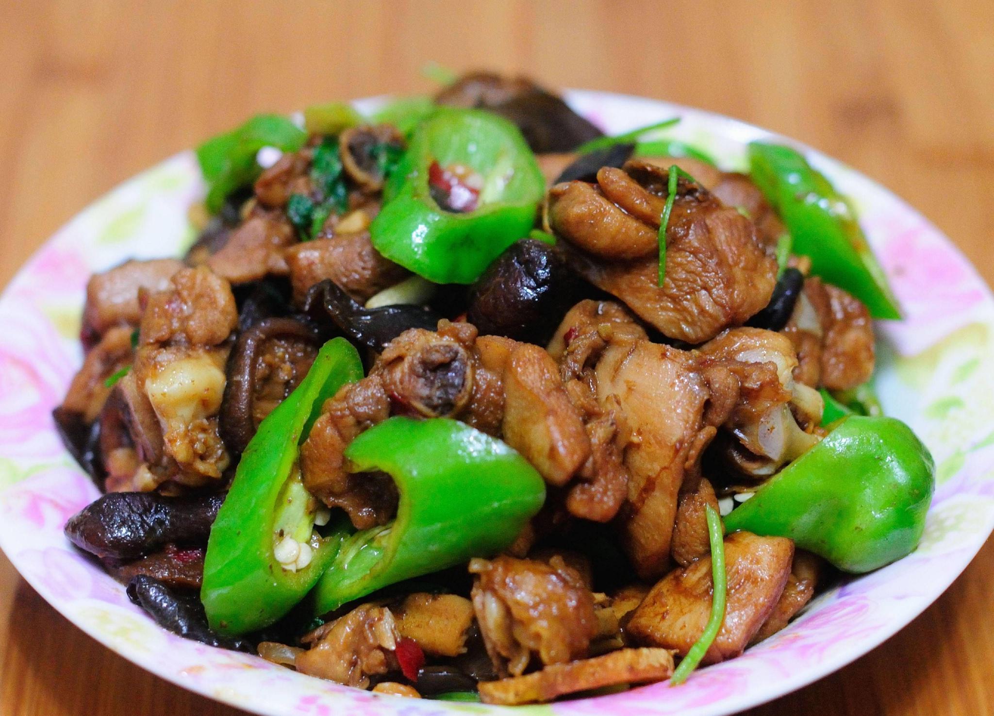 美味的青椒炒鸡肉
