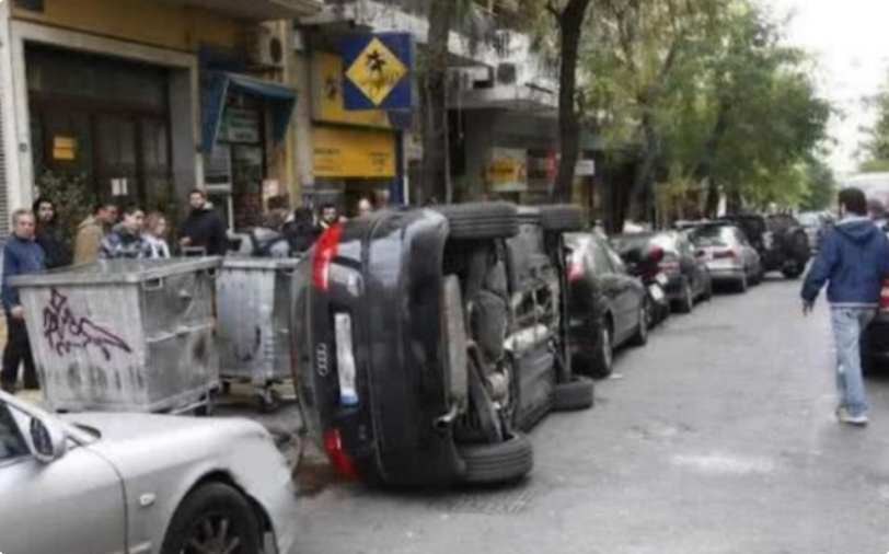 汽车停在路边，被众人合力掀翻，车主：我要跟你们拼命休闲区蓝鸢梦想 - Www.slyday.coM