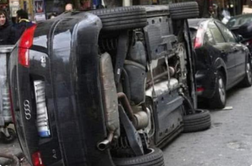 汽车停在路边，被众人合力掀翻，车主：我要跟你们拼命休闲区蓝鸢梦想 - Www.slyday.coM