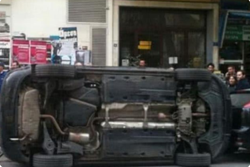 汽车停在路边，被众人合力掀翻，车主：我要跟你们拼命休闲区蓝鸢梦想 - Www.slyday.coM