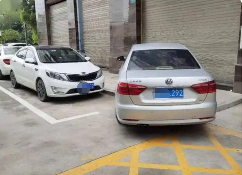 汽车停在路边，被众人合力掀翻，车主：我要跟你们拼命休闲区蓝鸢梦想 - Www.slyday.coM