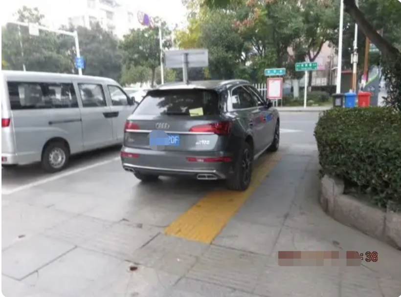 汽车停在路边，被众人合力掀翻，车主：我要跟你们拼命休闲区蓝鸢梦想 - Www.slyday.coM