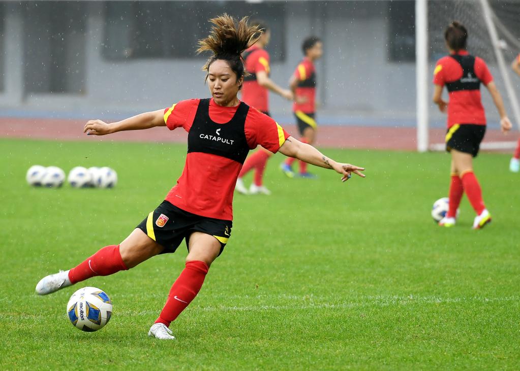 7月12日,唐佳丽(前)在训练中射门.新华社记者李紫恒摄