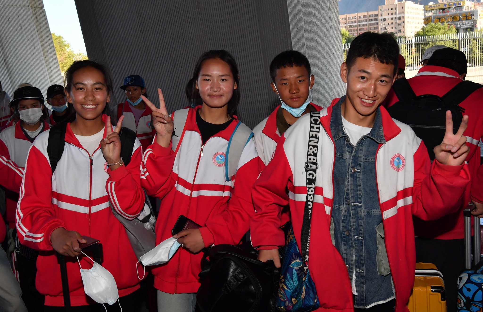 坐着专列回草原|拉萨市|新华社|那曲市_新浪新闻