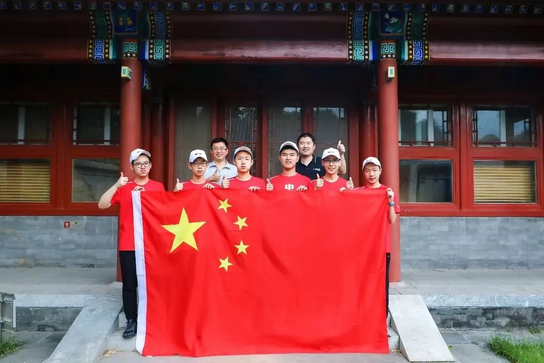 IMO中国少年全员满分摘金 教练团队诠释“接力传承”