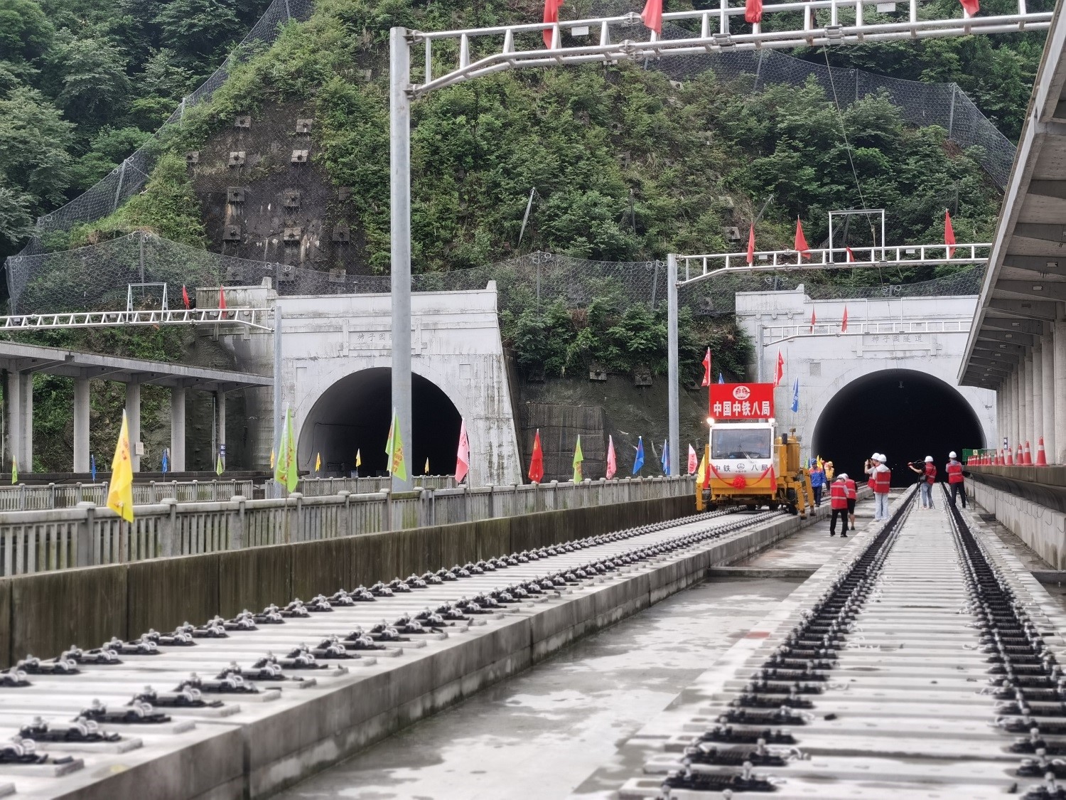 挺进海拔3200米黄胜关 成兰铁路铺轨首次迈向川西高原|隧道_新浪财经