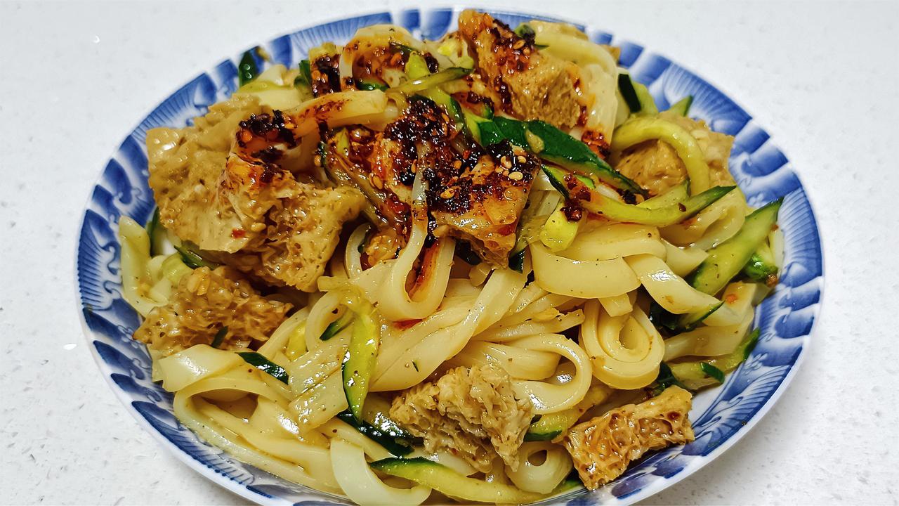 家里小米吃不完做成凉皮筋道爽口不开裂比买的好吃简单美味