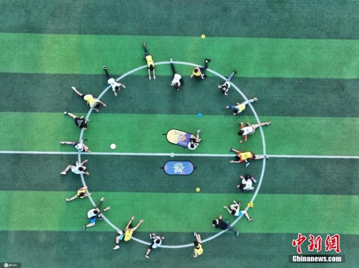 位于广州市海珠区阅江中路的云堡保利三江边体育场馆里，以年轻人为主的小组正在进行飞盘小组赛。图片来源：ICphoto