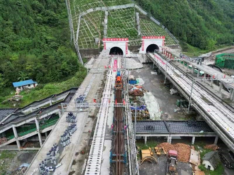 挺进海拔3200米黄胜关 成兰铁路铺轨首次迈向川西高原|隧道_新浪财经