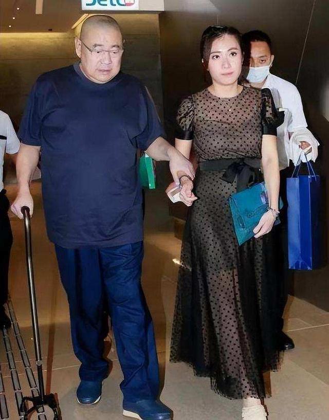 百亿富豪刘銮雄出行阵仗大!因洁癖严重,保镖随行搀扶需用白毛巾|刘銮雄|刘秀桦_新浪新闻