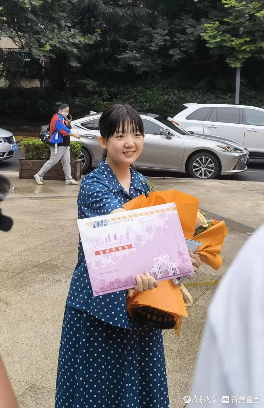 青岛市区首张清华录取通知书抵达青岛十七中学生张馨心圆梦
