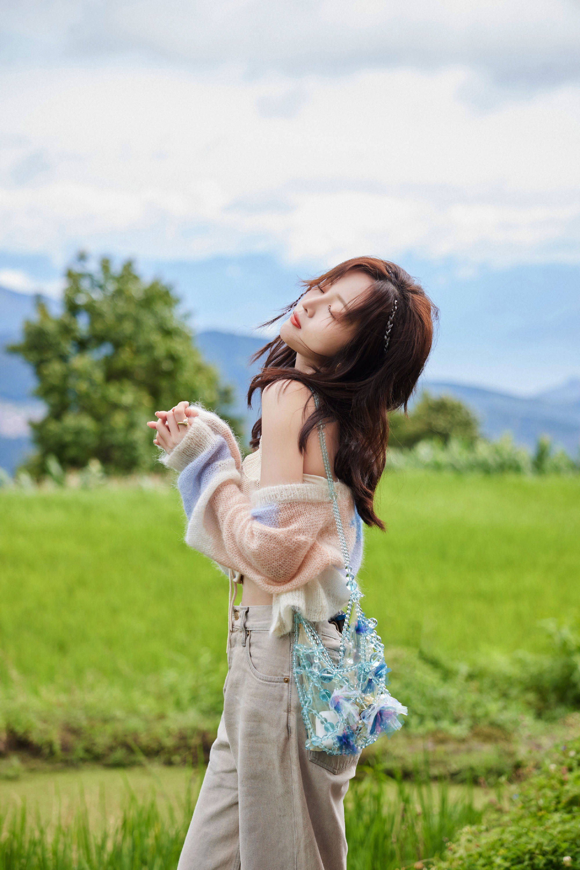 吴宣仪穿吊带轻衫小秀蛮腰,香肩微露又纯又欲|吴宣仪|吊带|香肩_新浪