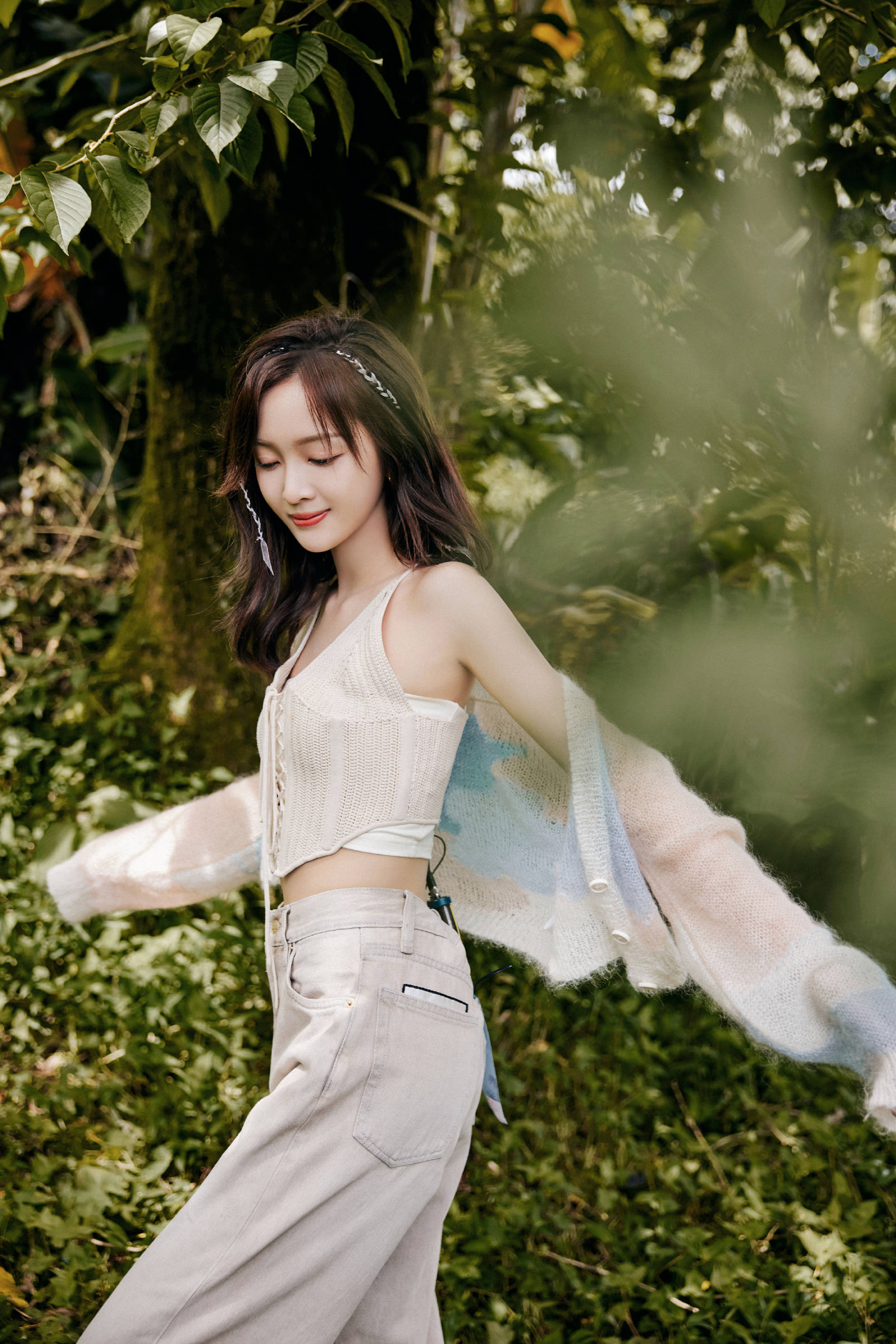 吴宣仪穿吊带轻衫小秀蛮腰,香肩微露又纯又欲|吴宣仪|吊带|香肩_新浪