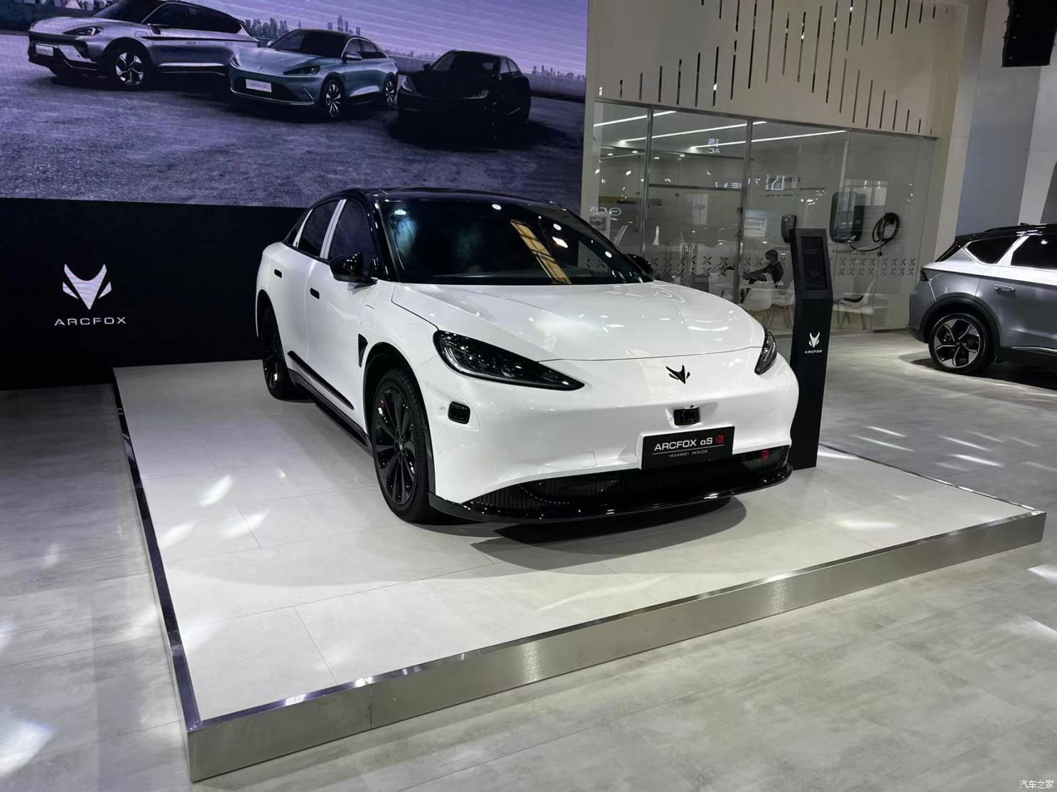 工厂现场交付极狐阿尔法shi版交车