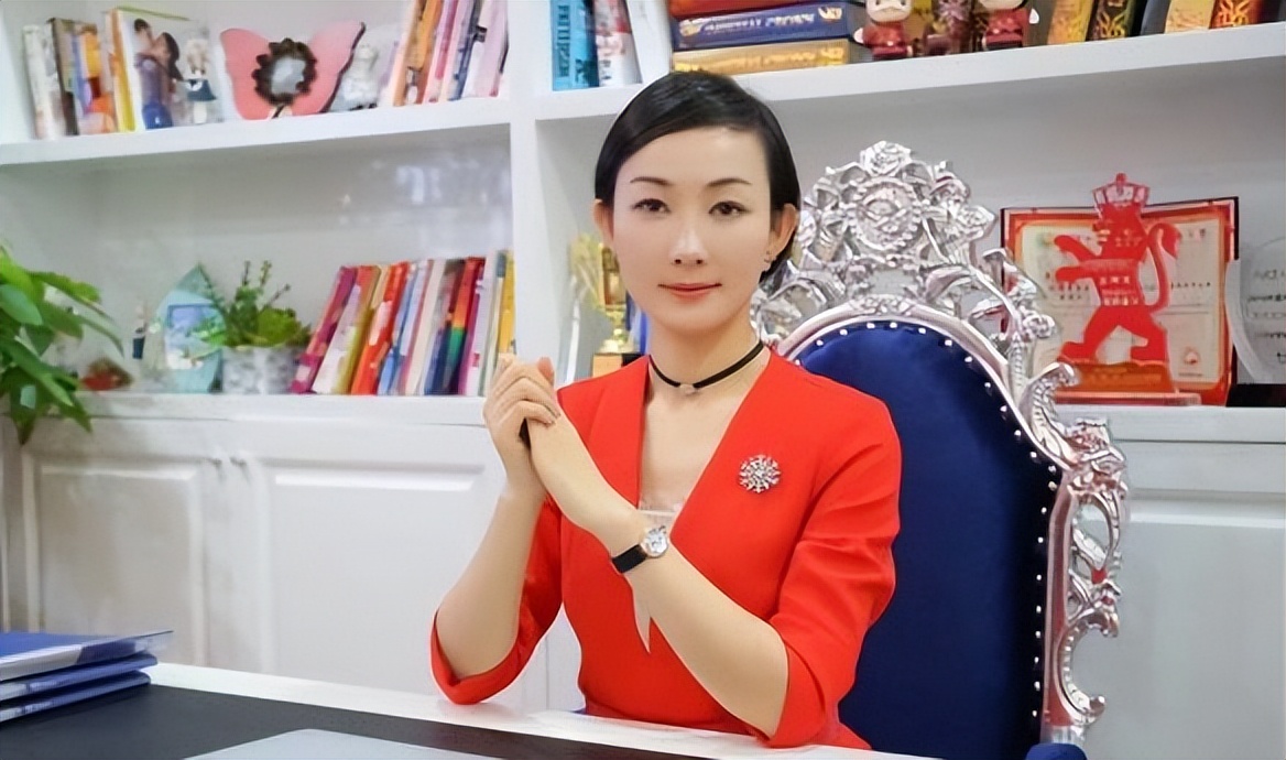 36岁女人全网2000万粉丝月入百万住豪宅还生了两个娃