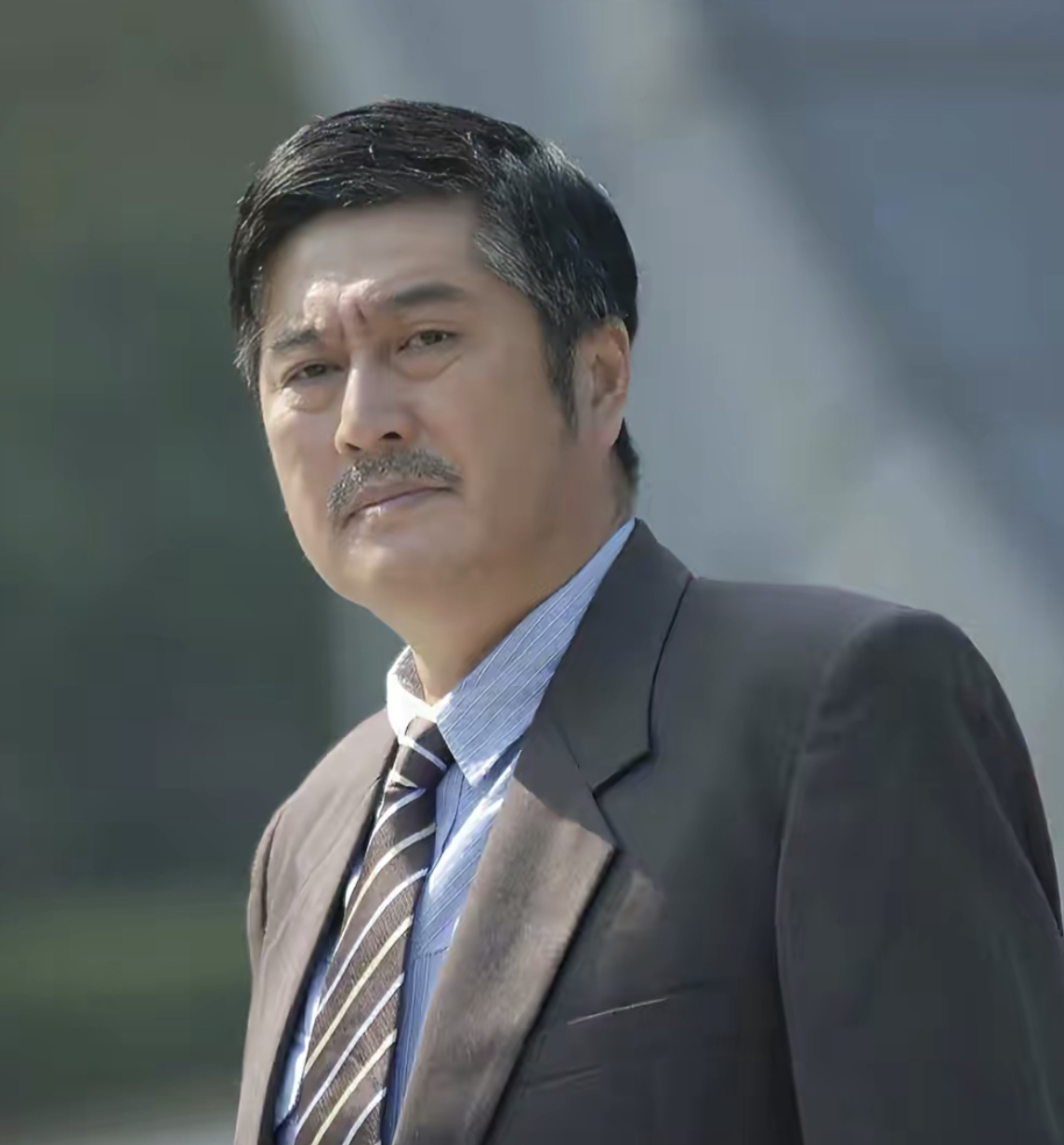 港星林威隐居河北农村,烈日下坐土墙边乘凉,与村民唠嗑毫无架子