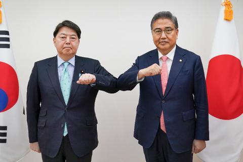 韩国外长4年半来首次访日 与日本外相合影神情严肃