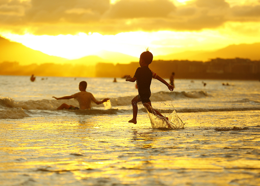 2022年7月11日,三亚,儿童在海边戏水玩耍.视觉中国 图
