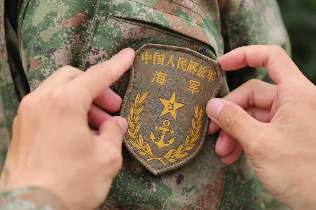 更美观,更大气夏作训服(帽),作战靴统一启用21式丛林迷彩海军大连舰艇