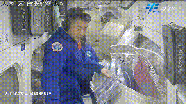 在轨物资整理。图片来源：中国载人航天