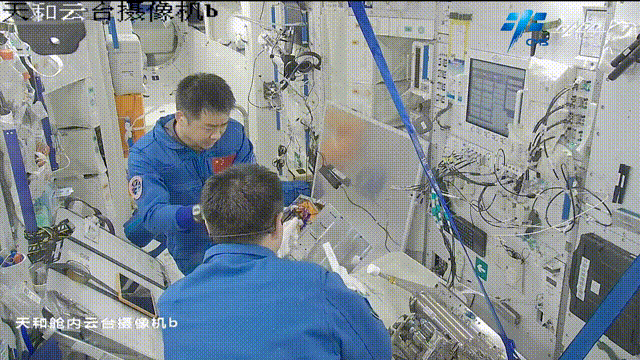 二氧化碳还原装置在轨安装与测试。图片来源：中国载人航天