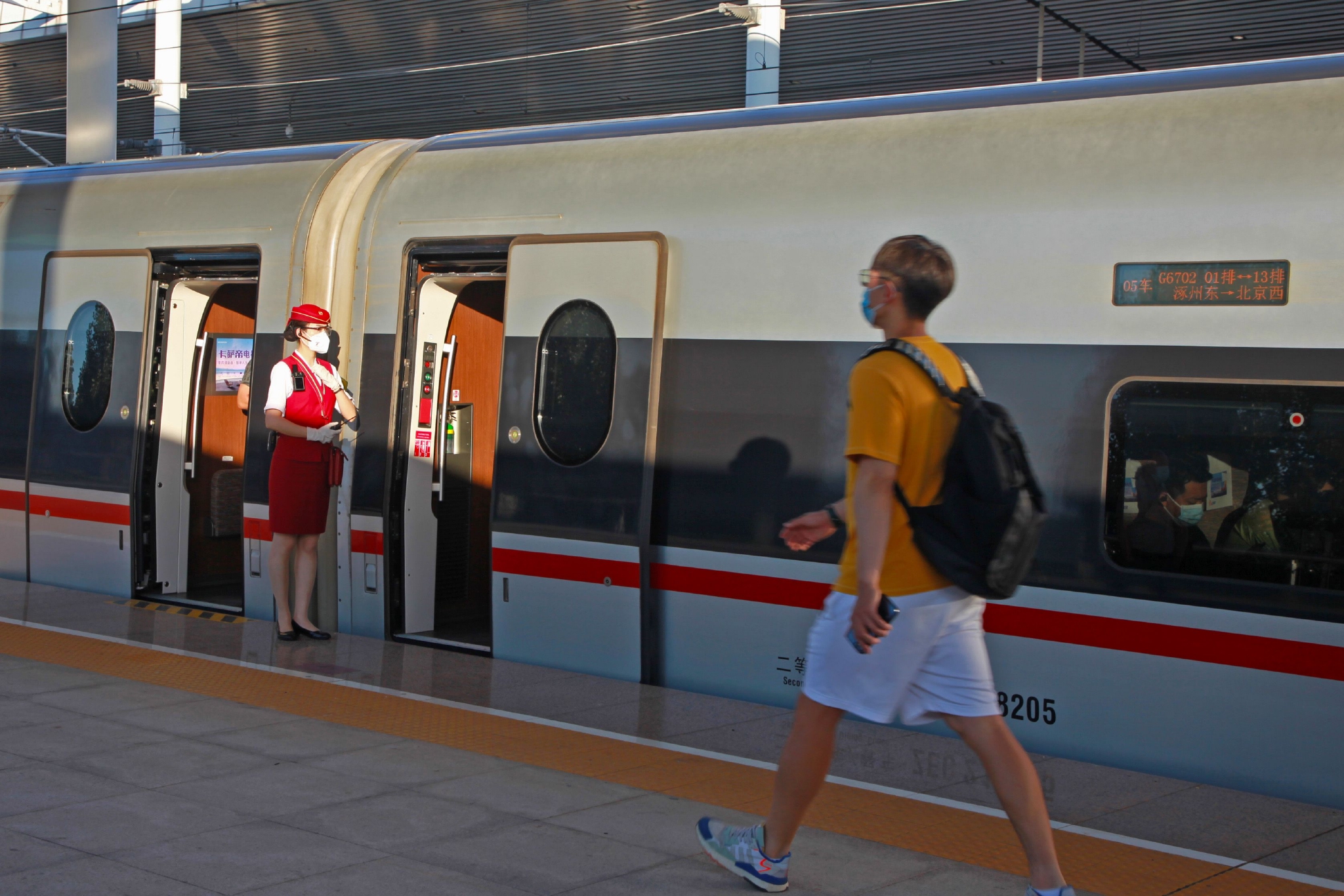 7月18日,乘客步入即将发车的g6702次京涿城际通勤专列.