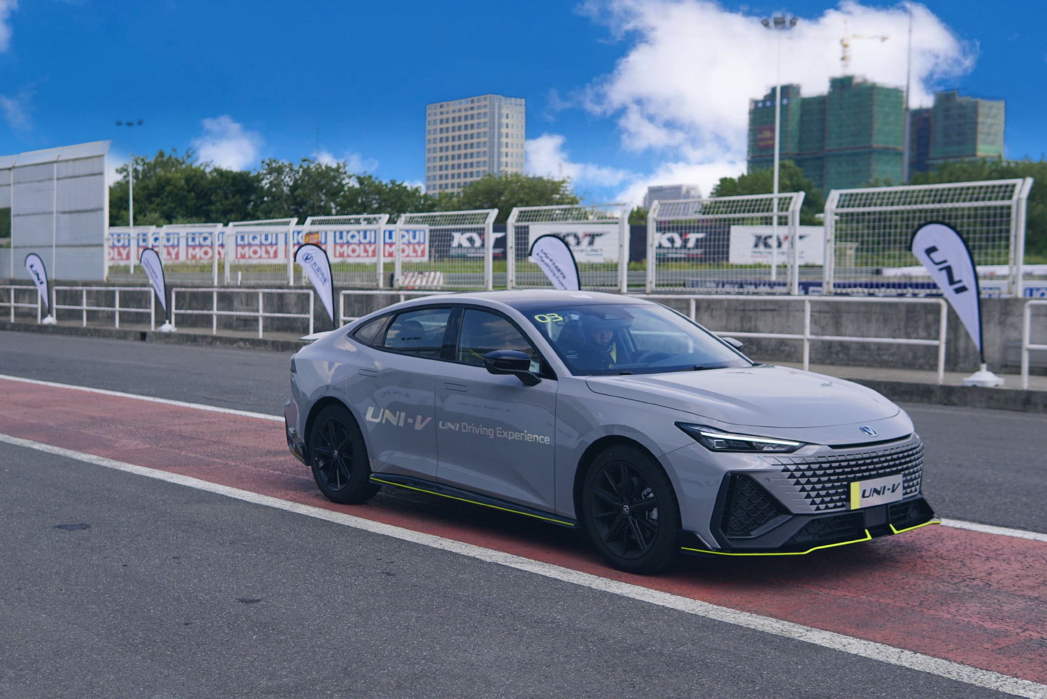 同价位的性能天花板 赛道试驾长安uni-v 2.0t-新浪汽车