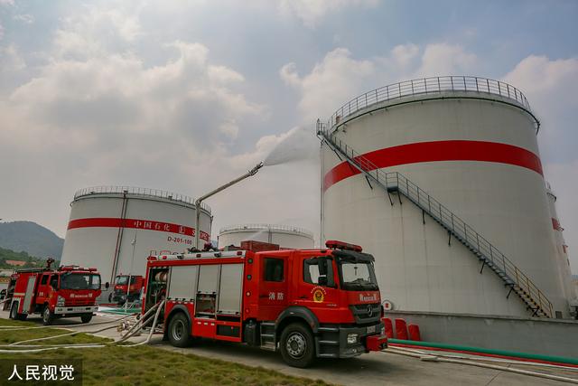 湖北襄阳消防支队进行油库灭火救援演练