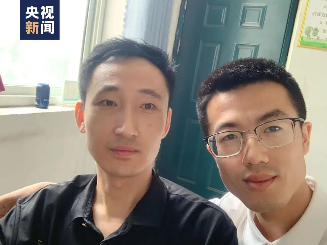 “长大后，我和初中班主任成了同桌”休闲区蓝鸢梦想 - Www.slyday.coM