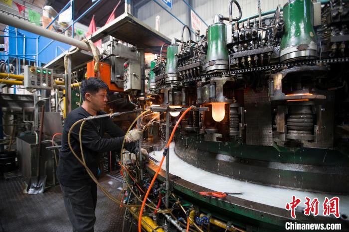 祁縣玻璃器皿行業生產機械化程度不斷提升。　張雲 攝