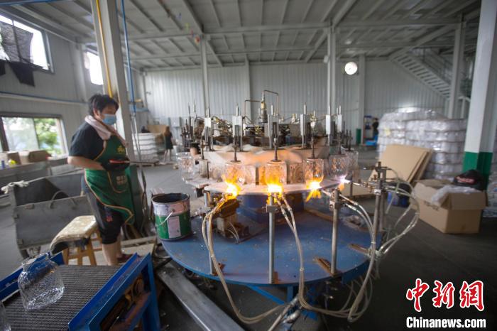 玻璃器皿產業是祁縣獨具特色的傳統產業和優勢產業，發展歷史悠久。　張雲 攝