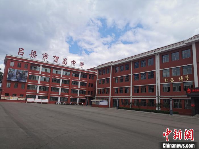 图为吕梁市贺昌中学,该校是山西省首批重点中学之一. 高瑞峰 摄