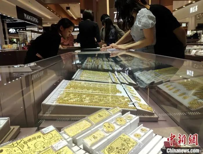 资料图:民众在商场购买黄金饰品。 中新社记者 吕明 摄