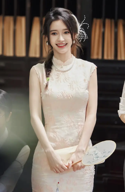 baby上班路透新造型！高开叉黑裙露出安全裤，穿长筒靴腿细塞不满休闲区蓝鸢梦想 - Www.slyday.coM